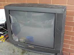 In the days of crt, the tv was slightly curvy especially at the edges. Flat Screen Vs Crt Tv Here Are Four Reasons You Want To Keep Your Tube Tv Dignited