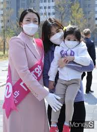 평소 뉴스에 나오는 여신 수준의. ë¨¸ë‹ˆsí¬í†  ë°°í˜„ì§„ í›„ë³´ ì§€ì—­ ì£¼ë¯¼ê³¼ ê¸°ë…ì´¬ì˜ ë¨¸ë‹ˆs