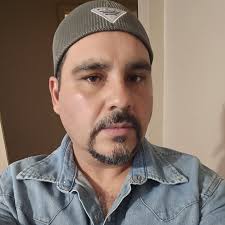 Cola de caimán color coñac, horma chata. $4,200 pesos con su cinto  incluido. Envíos terrestres gratis dentro de todo México, también enviamos  a todo Estados Unidos. Más información y pedidos vía inbox