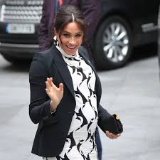 In ihrem engen kleid kam der babybauch gut zur geltung. Herzogin Meghan Irre Verschworungstheorie Um Ihren Babybauch Stern De