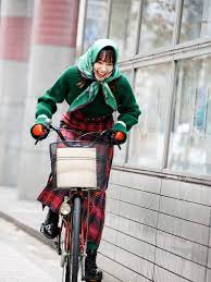 ginza女子の1ヶ月着まわし 11 2 急ぎの用事にも即対応 自転車にはスカーフアレンジが使えるの ファッションアイデア ファッション ファッションスタイル