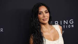 Kim Kardashian voedt kinderen 'in feite alleen' op: 'Het is veel'
