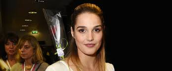 Camille houssière, better known as camille lou, is a french singer, musician, and actress born on 22 may 1992 in bersillies, nord, france. Apres Ma Rupture Je Ne Pesais Plus Que 50 Kilos Se Confie Camille Lou