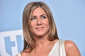 Jennifer aniston is one of the biggest tv stars of all time thanks to her run on friends. Jennifer Aniston Dieses Teil Klaute Sie Vom Friends Set Und Liebt Es Immer Noch Gala De