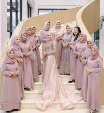 Dengan itu kalian dapat gunakan gambar yang akan kita share buat foto profil. 8 Ide Gaun Bridesmaid Bukan Kebaya Untuk Yang Berhijab Elegan Dan Memesona Tanpa Tapi