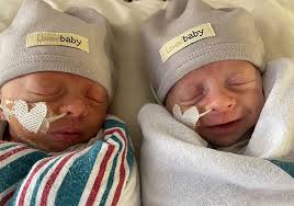 Tiny Mom Poses With Big Twin Girls, Netizens Can'T Believe They Are Her  Daughters - Watch Viral Video | Trending & Viral News