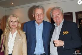 En 2000, 2001, arnaud poivre d'arvor intervient en prime time sur france 2 avec 100 % imprévu ou encore il était une voix et conçoit, produit et présente nos ancêtres les gaulois avec sa maison de productions calliope. Patrick Poivre D Arvor Entre Alain Duault Et Sa Femme Catherine Generale Du Spectacle Patrick Et Ses Fantomes Au Casino De Paris Le 17 Avril 2018 C Coadic G Purepeople