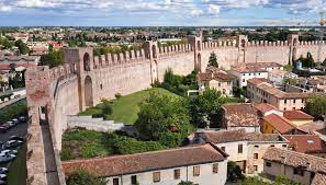 La sfida di alecomics, alla cittadella di alessandria potranno entrare 3500 persone. Cittadella Il Borgo Del Veneto Circondato Da Mura Siviaggia