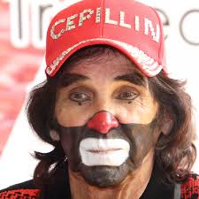 En el video se observa que el payasito de la tele está hospitalizado, sin embargo, entonó las mañanitas para un hombre llamado manuel razo. Las Mananitas Cepillin Musica Com