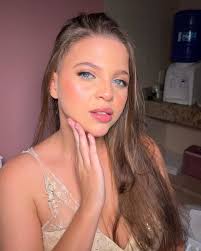 Sarah Melo's Instagram, Twitter & Facebook