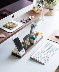 Comment Amenager Un Coin Bureau A La Maison En 2020 Organisation Du Bureau De Travail Organisateurs De Bureau Maison