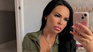 Elisa Chambers's Instagram, Twitter & Facebook