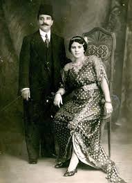 افراح الزمن الجميل وسط الزغاريد و دقات الدفوف كانت افراح الزمن الجميل فستان العروس الابيض و بدلة العريس السوداء و ربما بيضاء او بيج و صورة تذكارية History