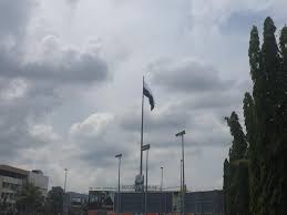 Dalam sejarah indonesia terbukti, bahwa bendera merah putih dikibarkan pada tahun 1292 oleh tentara jayakatwang ketika berperang melawan kekuasaan kartanegara dari singosari (1222 1292. Berkibar Gambar Bendera Malaysia Hitam Putih