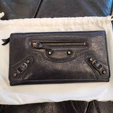 โครงสร้างเสื้อหลักๆ ของบาเลนเซียก้ามีความแตกต่างอย่างชัดเจนจากโครงสร้าง new look อันโด่งดังของคริสเตียน ดิออร์ เสื้อผ้าที่บา. Balenciaga à¸à¸£à¸°à¹€à¸› à¸²à¸ªà¸•à¸²à¸‡à¸„ Shopee Thailand