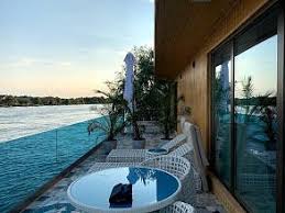 Lebada luxury resort & spa, este cel mai nou si cel mai exclusivist hotel din inima rezervatiei naturale delta dunarii, pe bratul sulina, la intersectia cu dunarea veche in localitatea crisan, la mila 13,5. Lebada Luxury Resort Spa Rooms Pictures Reviews Tripadvisor