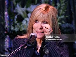 Debora Flores's Instagram, Twitter & Facebook