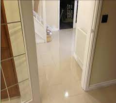 Bodenfliesen in kleinen fluren sollten klein & hell ausfallen. Fliesen Fur Flur Uber 40 Bilder Von Den Perfekten Bodenbelagen Archzine Net