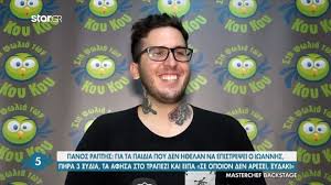 Ετοιμόλογος, πειραχτήρι, αθυρόστομος αλλά κατά βάθος ένα καλό παιδί, που μπορεί με τις πλάκες του, να τους κάνει όλους. Mjzunugd37zbim