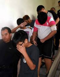 Polis menjalankan siasatan mengikut seksyen 304a kanun keseksaan kerana menyebabkan kematian kes mejar mohd zahir armaya yang maut ketika melakukan aksi demonstrasi di kem lok kawi, kota kinabalu, hari ini. Bunuh Lapan Lelaki Termasuk 4 Remaja Dihadap Ke Mahkamah Utusan Borneo Online