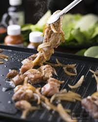 Here's how to slice meat thinly for delicious japanese dishes like sukiyaki slice against the grain using a gentle sawing motion. Rak Suki Yuk Cobain Menu Grill Kami Tersedia 3 Pilihan Saus Bbq Black Paper Dan Teriyaki Menu Pilihan Daging Ada Saikoro Wagyu Beef Slice Non Fat Udang Kupas Dan Dori Fillet Saikoro Bbq