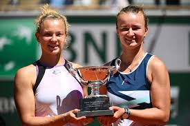 A cseh barbora krejcikova nyerte meg a francia nyílt teniszbajnokság női egyes versenyét, mivel a szombati döntőben három szettben legyőzte az orosz anasztaszija pavljucsenkovát. Barbora Krejcikova Completes First French Open Title Sweep Since 2000