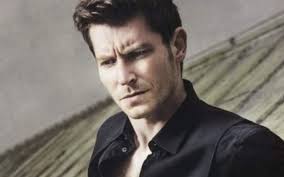 Národní hezoun I a II se utkají v souboji. Jednička totiž leze dvojce do  zelí. O co jde? No tak to snadno uhádnete. VIP skandály a aférky