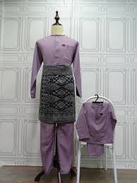 Baju melayu is a traditional malay outfit for men it literally translates as malay shirt and consists of two main parts the first being the baju long sleeved shirt itself which has a raised stiff collar known as the cekak musang collar literally fox s lease. Baju Melayu Cekak Musang Atau Baju Kurta Kanak Kanak Facebook