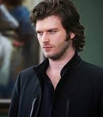 كيفانش تاتليتوغ يمتلك أسطول من السيارات الفاخرة Kivanc Tatlitug Casual Hairstyles Turkish Actors