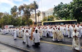 La Iglesia pidió jubilaciones dignas luego de dedicarle el lavado de pies a los adultos mayores en Jueves Santo - Infobae