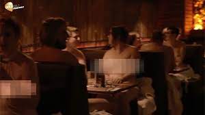 La fille se cache les seins en. Dans Ce Resto Tout Le Monde Est Completement Nu Video Rtl People