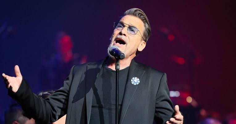 Florent Pagny de retour sur scène à Paris : sa prestation enthousiasme le public - Marie Claire
