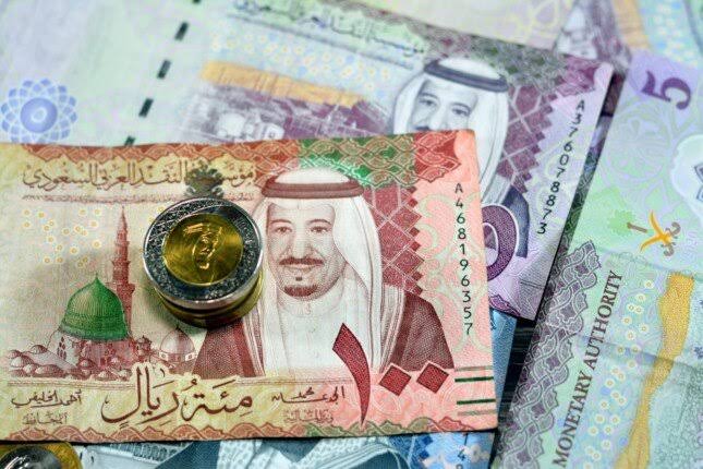 تراجع سعر الريال السعودي منتصف تعاملات اليوم الاثنين بـ 5 بنوك