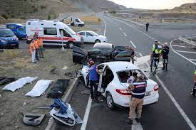 Kaza, bugün sabah saat 06.30 sıralarında bursa'dan van'a gitmek için yola çıkan zafer üstün yönetimindeki 34 zz 6516 plakalı yolcu otobüsünün. Erzincan Da Trafik Kazasi 7 Olu 3 Yarali Fotograflari Foto Galerisi Foto Haberleri