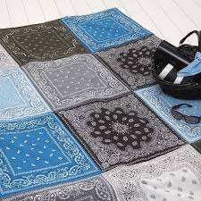 Die patchworkdecke besteht aus 43 quadraten in den farben 1 und 2 (quadrate a und b) und aus 44 quadraten in der farbe 3 (quadrate c). Quilt Decke Aus Bandana Tuchern Diy Anleitung