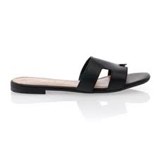 Un jean skinny moulant, une petite robe patineuse, un short tendance, elles ajouteront une touche de caractère à n'importe quel look. Mule Et Sabot Femme Vente De Mules Et Sabots Pour Femme Besson Chaussures