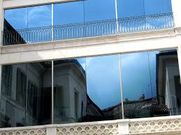 Sonnenschutzglas Ist Ideal Fur Grosse Glasflachen Es Reflektiert Die Sonnenstrahlen Und Sorgt Fur Angenehmen Wohnkomfor Terrassenturen Alu Fenster Sonnenschutz