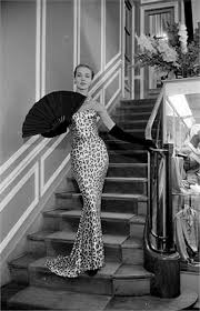 photos 29 aout 1953 robe de soiree imprime leopard de la collection automne hiver dior vintage retro mode mode noir et blanc