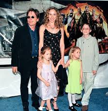 Fox was born michael andrew fox on june 9, 1961 in edmonton, alberta, canada, to phyllis fox (née piper), a payroll clerk, and william fox. Michael J Fox Copings Geschichte 30 Jahre Parkinson Kampf