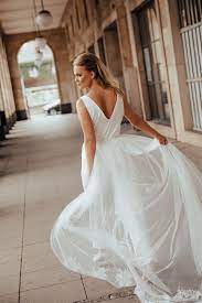 Check spelling or type a new query. Moderne Brautkleider Und Zweiteiler Fur Die Braut Schlicht Feminin Cool Zivil Hochzeits Kleider Hochzeitskleid Modern Braut