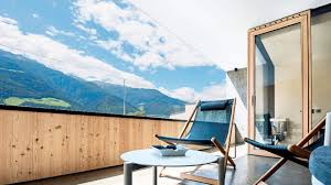 Vor dem sofa stehen ein kleines tischchen für zeitschriften und zeitungen und eine stehlampe. Webcam Sudtirol Wellness Hotel Lindenhof In Naturns Wetter Sudtirol Wellness Hotel Lindenhof In Naturns Bei Meran