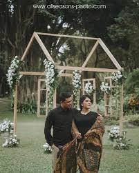 Contoh foto prewedding adat jawa inspirasi pernikahan via movilaz.com. 10 Foto Prewed Epic Bertema Jawa Bikin Kalian Terlihat Bak Bangsawan