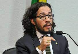 Não pelos feitos, mas por uma. K5kjk5hwcan74m
