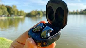 Oricine poate avea episoade trecatoare de tiuit in ureche, cauzate de factori de stres si de oboseala, insa atunci cand simptomul se prelungeste pe o perioada de sase luni. Samsung Galaxy Buds Live Review In Limba RomanÄ CÄsti Tws Cu Design Diferit Anulare De Zgomot Youtube
