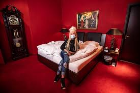 Prostituierte findet ihr in grand theft auto 5 auf bestimmten straßen in los santos, wobei ihr sie stets nur des nachts und im stripclub vanilla unicorn finden und stripperinnen mit nach hause nehmen. Bordelle Offnen Wieder Mundschutz Keine Kusse So Lauft Es Jetzt Im Edel Puff Mopo