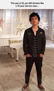 He Invented The Look He Can Wear It As Long As He Wants Billie Joe Armstrong Joe Armstrong Green Day In fact, his mother, a waitress, did like her job, and continued to serve diners long after the point at which her son could keep her in the style to which she had never been. pinterest