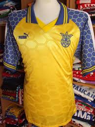 Der ukrainische präsident wolodymyr selenskyj verteidigte die neuen trikots der nationalmannschaft als wirklich besonders. Ukraine Home Fussball Trikots 1997 1998