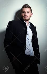 In this video (lesson #5), you're going to learn how to properly build your habit. Shot Mode D Un Jeune Homme En Habit Il Est Maintenant Un Modele Professionnel Banque D Images Et Photos Libres De Droits Image 37287810