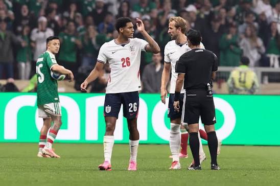Dos partidos de suspensión para Jarell Quansah por la tarjeta roja que  recibió en el partido de Inglaterra contra México en los octavos de final  del Mundial. El castigo de la FIFA