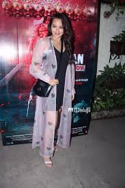 Sonakshi sinha height in feet. Sonakshi Sinha